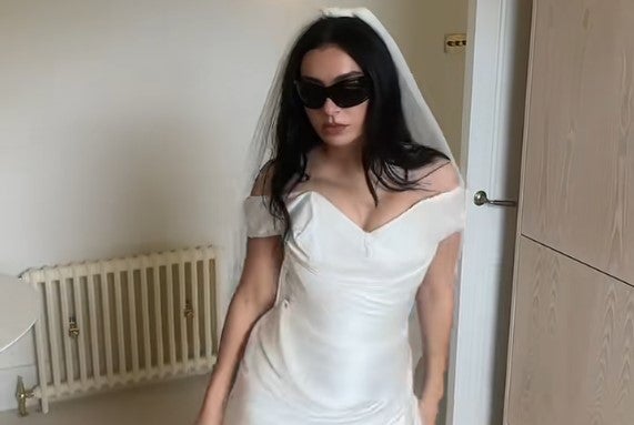 Brat in White: Charli XCXs Hochzeitslook ist alles – außer klassisch