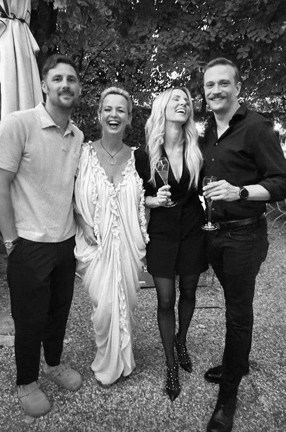 Melissa Naschenweng lacht mit Michael Steinocher und den anderen Kollegen bei der Abschlussparty von 