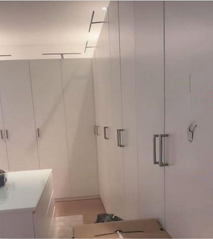 Auf Instagram zeigt Laura Maria Rypa ihren Ankleideraum - inklusive Loch in einem der Schränke rechts.