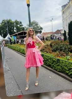 Melissa Naschenweng trägt die Dirndlschleife links. 