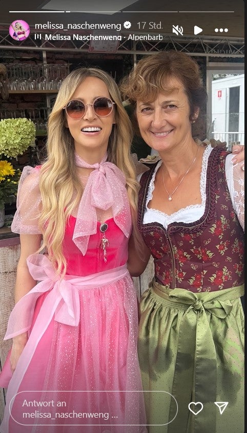 Hier hat Melissa plötzlich die Schleife rechts gebunden. 