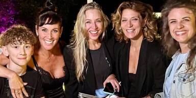 Adriana Zartl feierte mit ihrem Sohn und Freundinnen wie Nina Proll Geburtstag. 