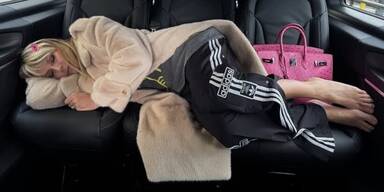 Heidi Klum schläft im Auto.