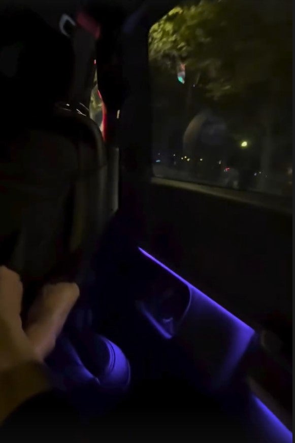 Meghan filmte, wie sie ihre Beine hochlagerte, um zu zeigen, dass sie einen langen Tag hatte. Dieser Clip sorgt jetzt für viel Kritik.