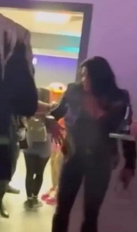 Iris Klein wurde mit Cola übergossen. 