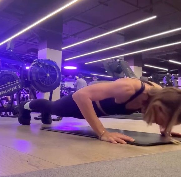 Weichselbraun zeigt ihre kräftige Schultermuskulatur. 