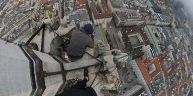 Ungesichert in 136 Metern H&ouml;he: Freeclimber klettern auf Stephansdom