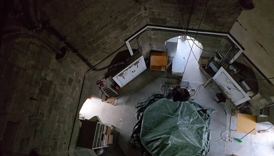 Im Innern des Kirchturms haben sich die Männer abgeseilt.