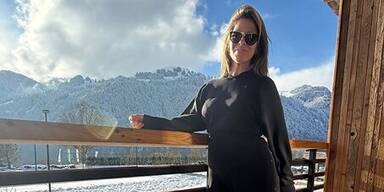 G&uuml;lcan Kamps zeigt ihren Babybauch