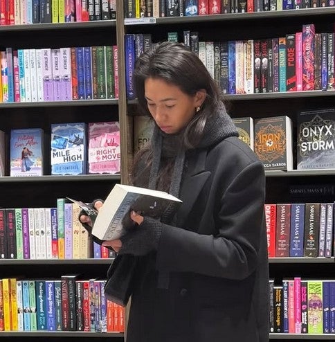 Shalimar verlor sich beim Weihnachts-Shopping in einem Buch. 