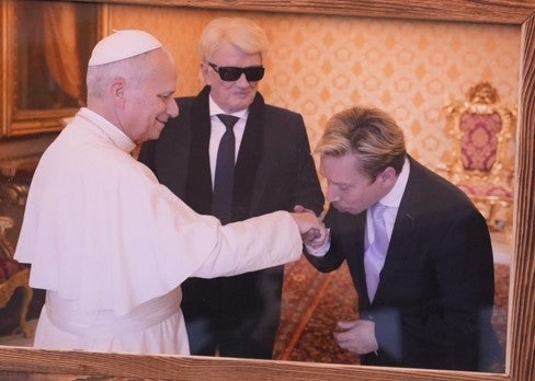 Helmut Werner küsst den Ring des Pontifex. 