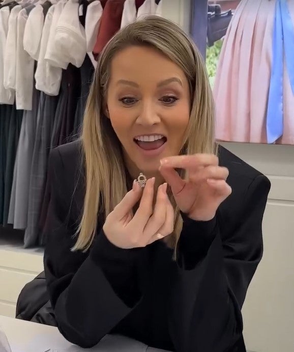 Melissa Naschenweng bei Krueger Dirndl - Schlagerqueen sucht Stoffe und Accessoires aus. 