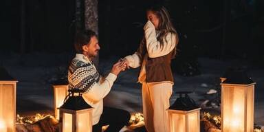 Enzensberger ging vor Stephanie Davis auf ein Knie.&nbsp;