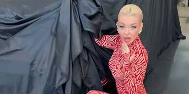 Katja Krasevice enth&uuml;llt ihren Mercedes.&nbsp;