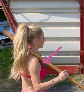 Melissa Naschenweng zeigt ihr verblasstes Tattoo.