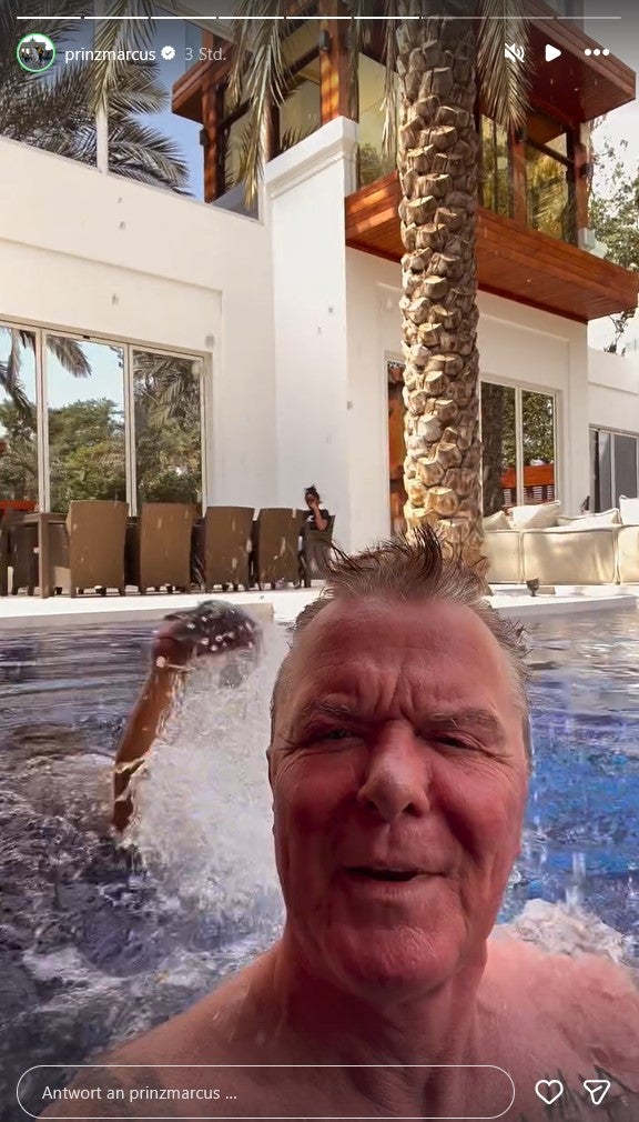 Marcus von Anhalt zeigt sich beim Planschen mit der Kleinen. 