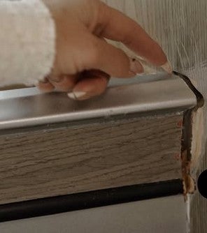 Carmen zeigt das Renovierungs-Fiasko. 