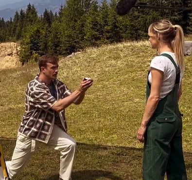 Michael Steinocher kniet vor Melissa Naschenweng und stellt die Frage der Fragen. 