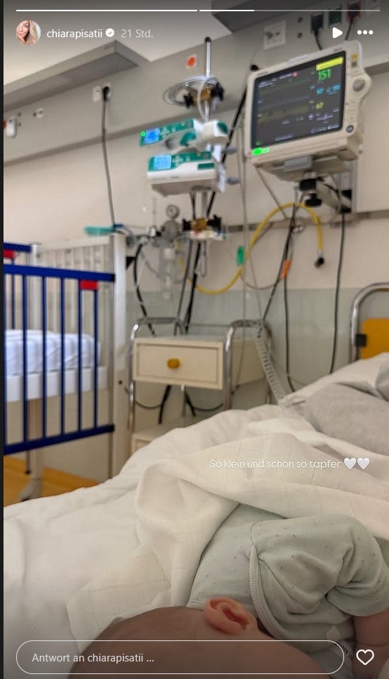 Chiara Pisati zeigt ihren kleinen Sohn im Krankenhaus. 