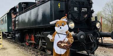 Osterhase f&auml;hrt Bahn