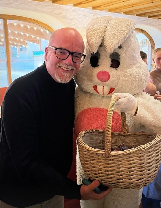 DJ Ötzi posierte mit dem Osterhasen. 