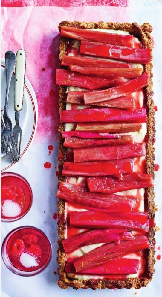 Saurer Kick & süßes Glück: 3 leckere Rharbarber-Desserts