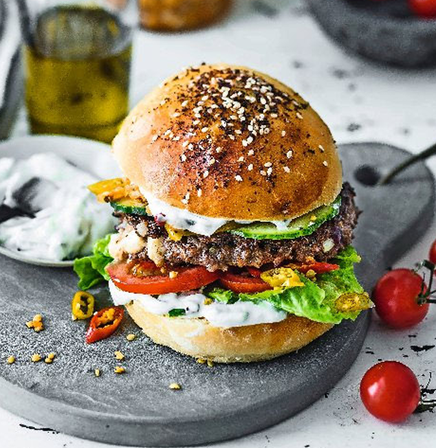 Saftige Pattys, flaumige Buns: So gelingt der perfekte Burger zu Hause