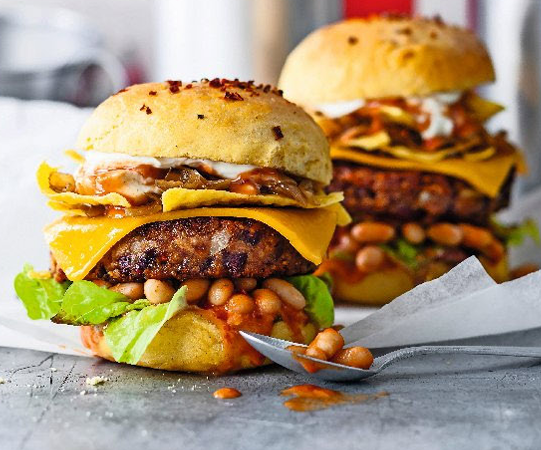 Saftige Pattys, flaumige Buns: So gelingt der perfekte Burger zu Hause