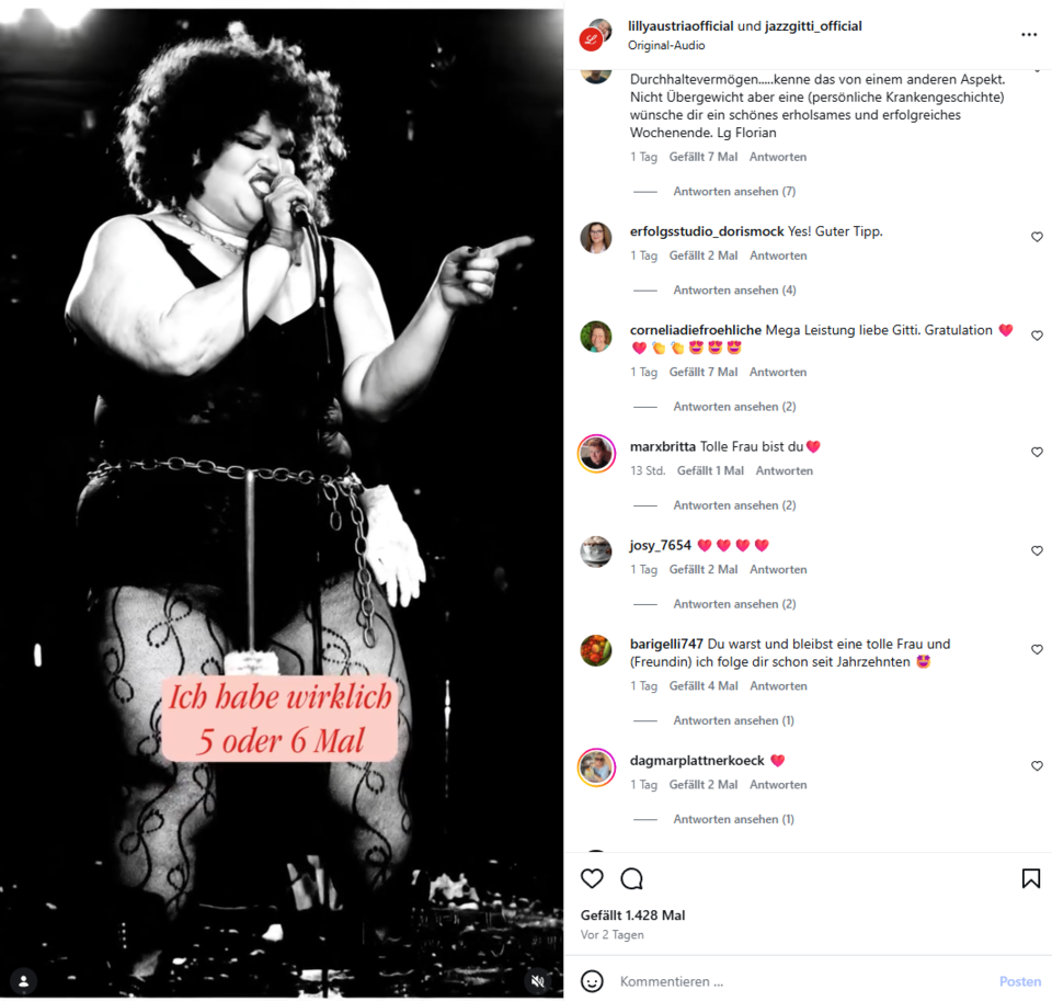 Jazz Gitti zeigt alte Aufnahmen. 