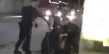 Hat Polizei in Graz am Boden liegenden Mann getreten?