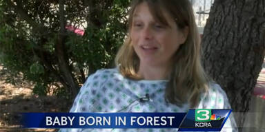 Mutter gebar Baby in der Wildnis