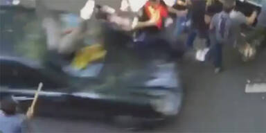 Auto rast in Menschenmenge