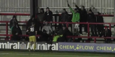 Irre! Goalie pr&uuml;gelt sich mit Fans
