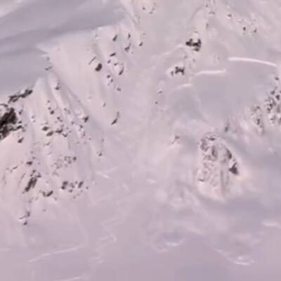 Freerider überlebt diese Mega-Lawine