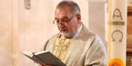 Beliebter Pfarrer stirbt während Sonntagsmesse