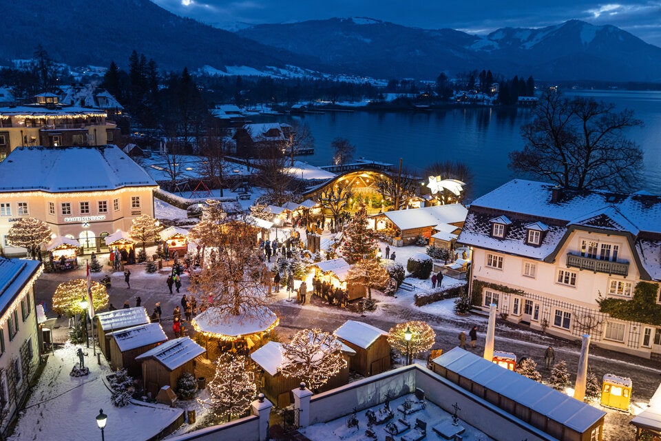 Strobl am Wolfgangsee. Im Krippendorf leuchtet ein sechs Meter langer Komet.