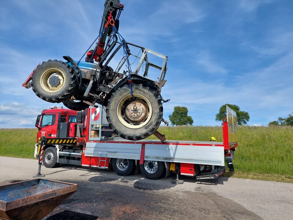 Traktor im Vollbrand: Feuerwehr Seisenegg im spektakulären Einsatz