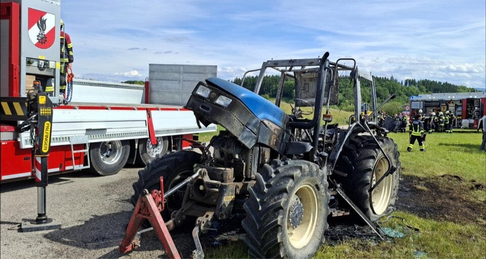 Traktor im Vollbrand: Feuerwehr Seisenegg im spektakulären Einsatz