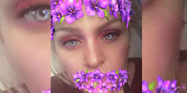 Sexy Frau macht Selfie - und ein Geist erscheint