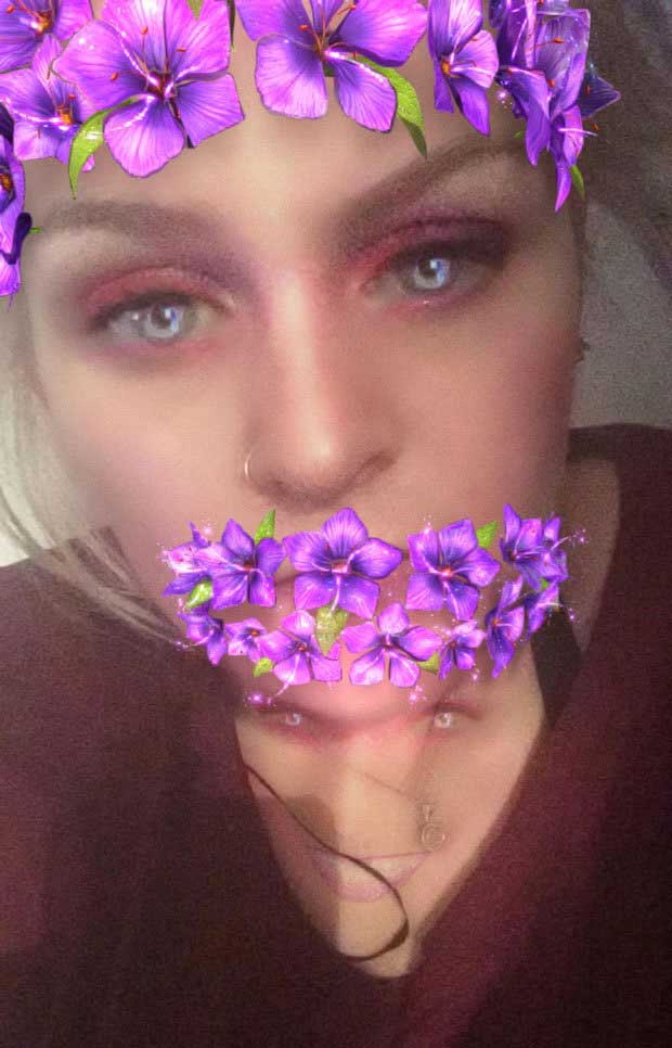 Sexy Frau macht Selfie - und ein Geist erscheint