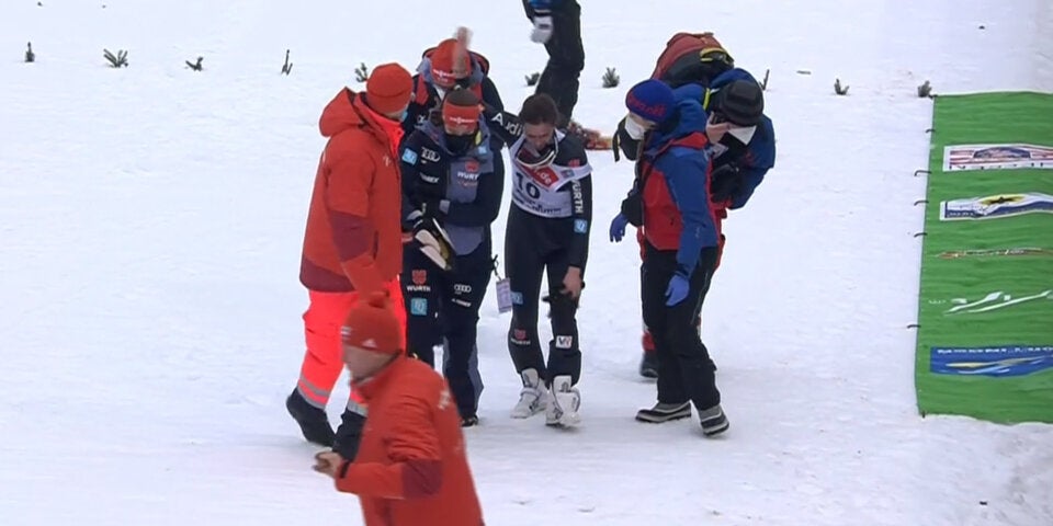 Schockmoment: Schwerer Sturz von Skispringerin