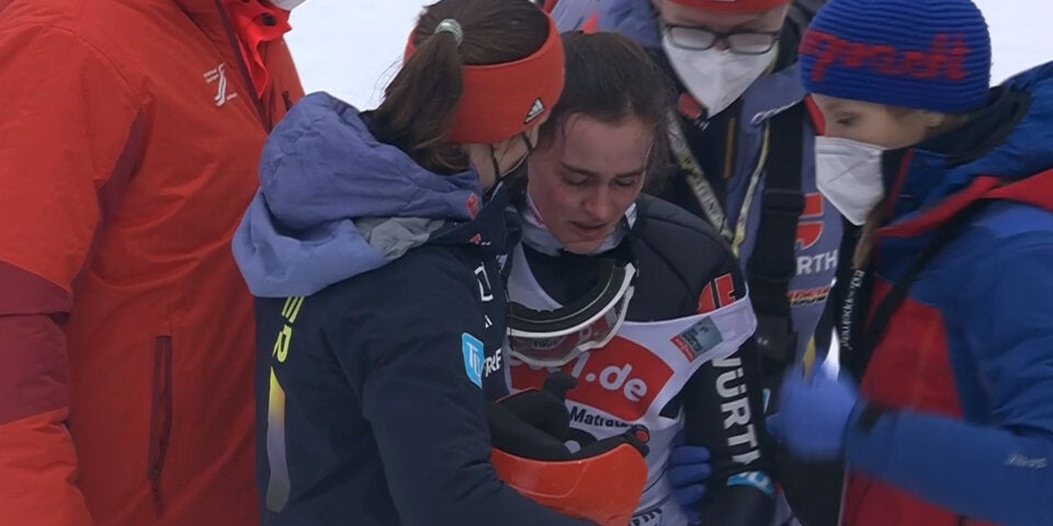 Schockmoment: Schwerer Sturz von Skispringerin