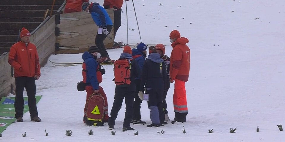 Schockmoment: Schwerer Sturz von Skispringerin