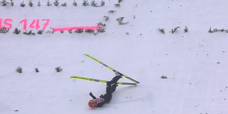 Schockmoment: Schwerer Sturz von Skispringerin