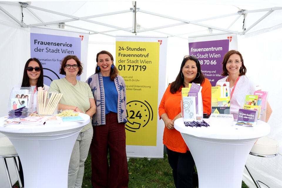 Frauenberatung: Selma Arapović (3. v. l.) und Kathrin Gaal (4. v.l.)