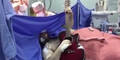 Mann spielt Gitarre bei Gehirn-OP!