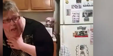 Lustig! Panik wegen Mini-Spinne!