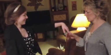 Mum &uuml;bersieht Verlobungsring und flippt aus