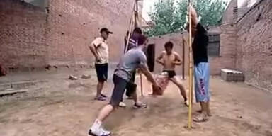 Kung Fu- H&auml;rtetest: Penisschl&auml;ge!