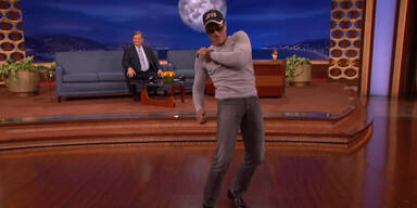 Van Damme performt Conan-Tanz